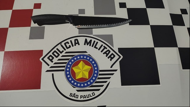 Faca, utilizada no crime, foi apreendida  