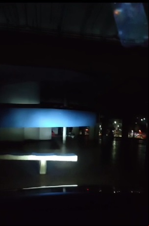 Luz apenas da lanterna do veículo