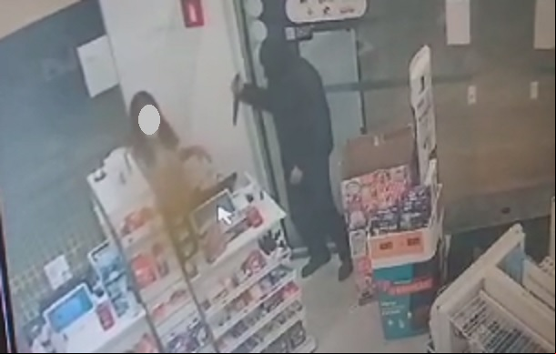 A vítima fica na mira da faca do assaltante.
