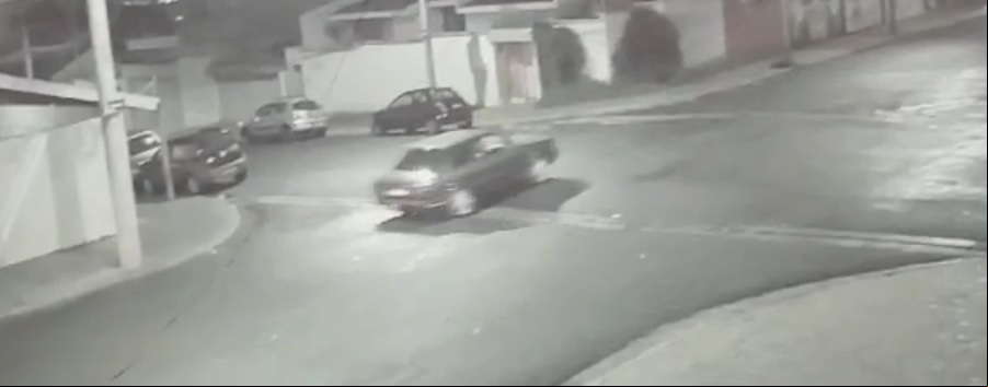 Imagens mostram a dupla fugindo com o carro da família 