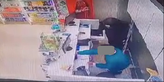 Segundo funcionário, assaltante o ameaçou e estava armado
