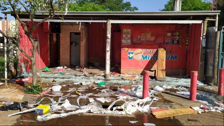 Lanchonete parcialmente destruída