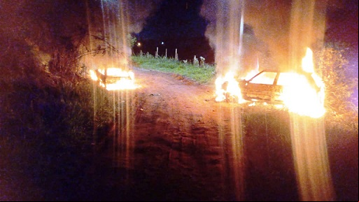 Dois veículos foram incendiados