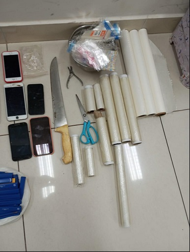 Também foram localizados celulares e materiais para embalo das drogas