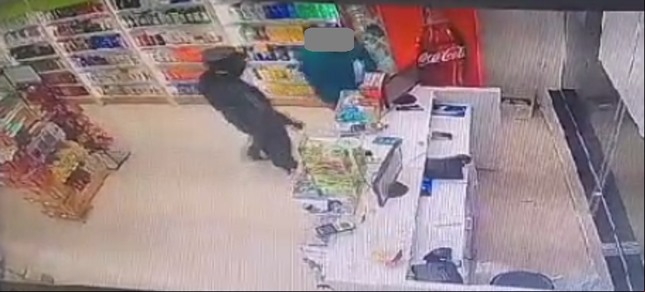 O criminoso aborda o funcionário