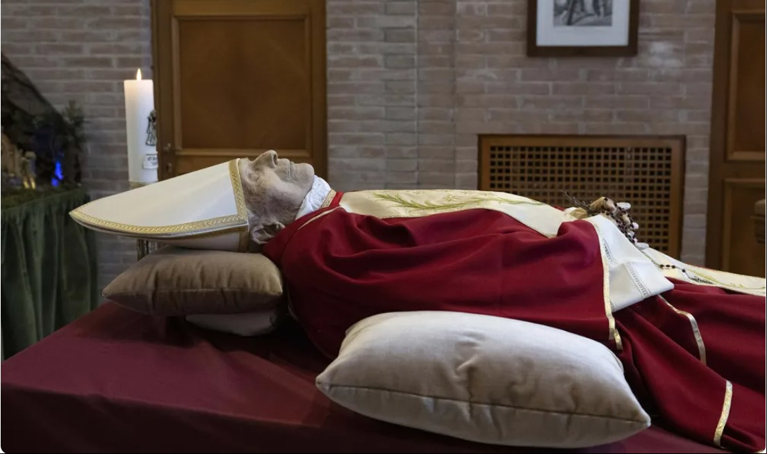 Velório de Bento XVI em 2022 seguiu rituais seculares da Igreja Católica