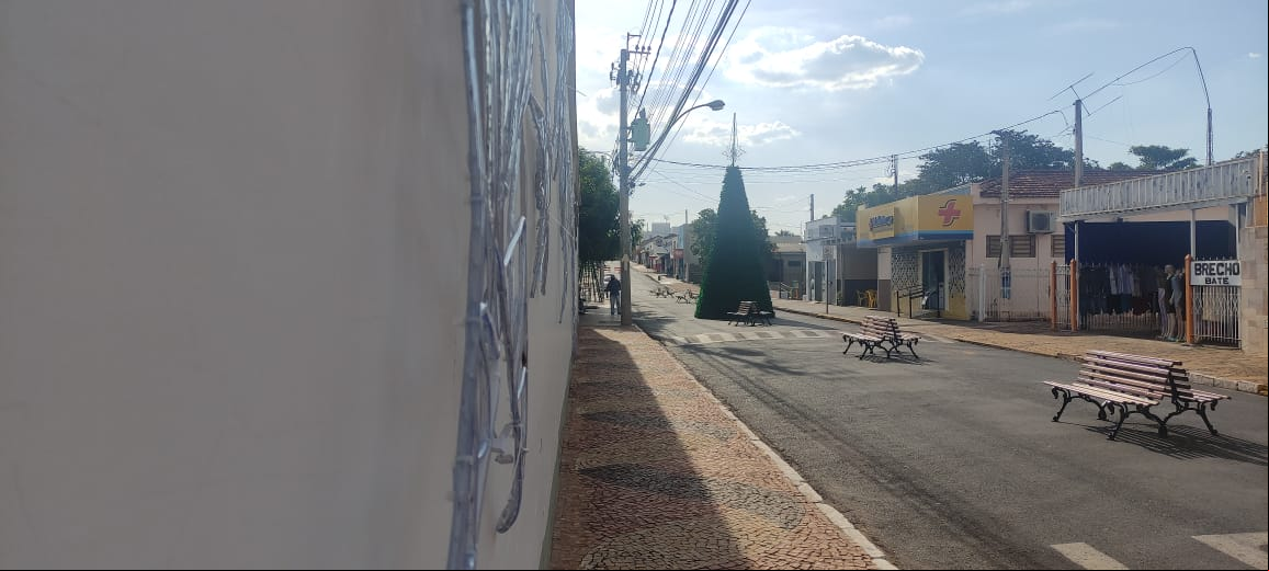 Decoração de Natal começa a ser instalada na Rua 7 de Setembro em Boa Esperança do Sul