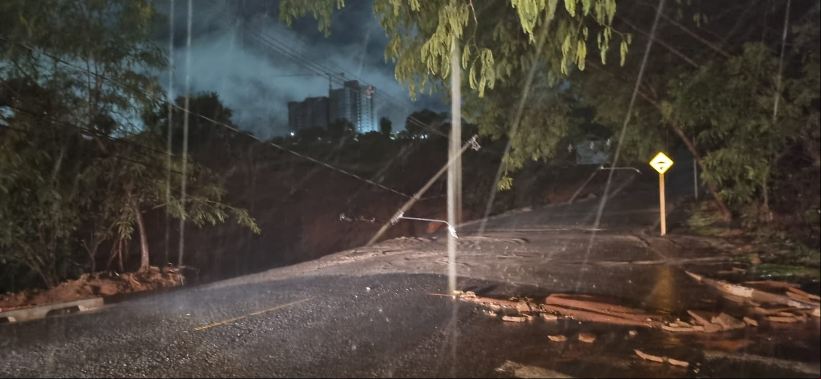 Chuva provoca queda de postes e fecha o ao bairro do Botânico