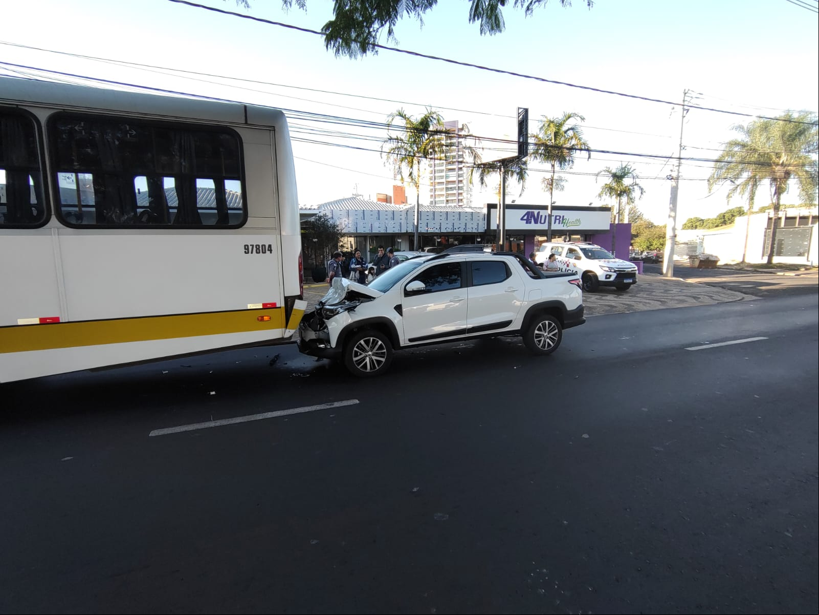 A frente do veículo, Fiat/Strada, ficou destruída