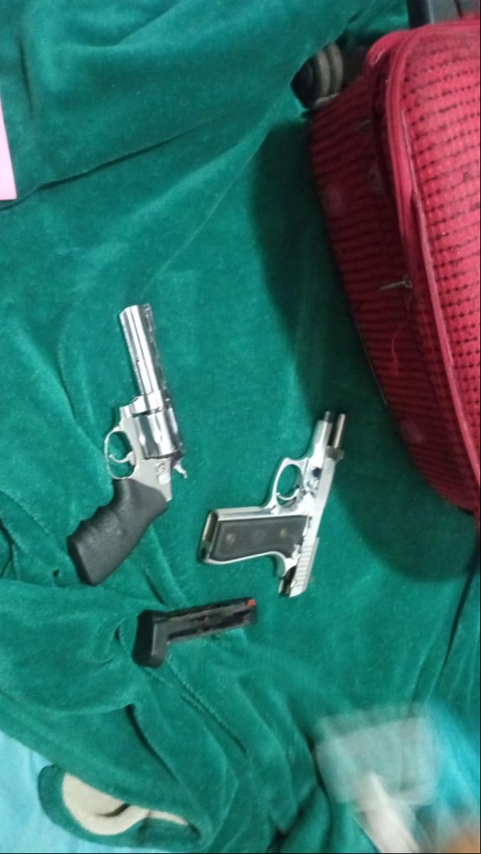 Os primeiros itens apreendidos incluem veículos e armas