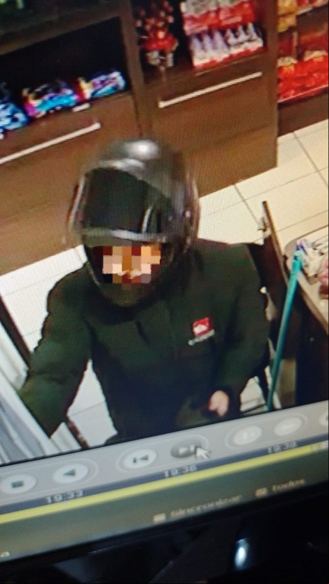 Criminoso utilizada capacete e estava armado com um revólver de pequeno porte