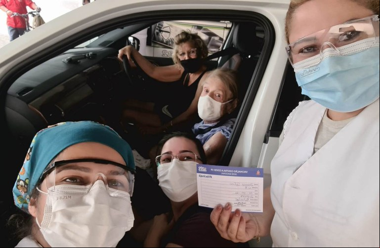 Dona Joana Coxin, 102 anos, vacinada com a terceira dose da vacina
